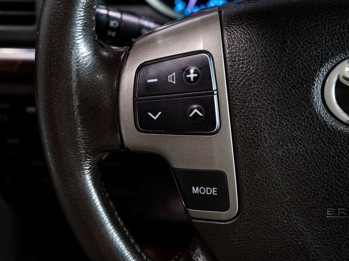 Toyota Land Cruiser 2011 - фото автомобиля