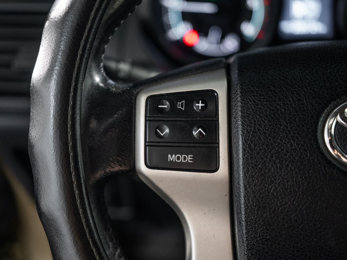 Toyota Land Cruiser Prado 2010 - фото автомобиля