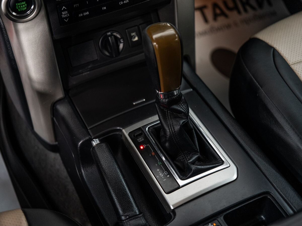 Toyota Land Cruiser Prado 2010 - фото автомобиля