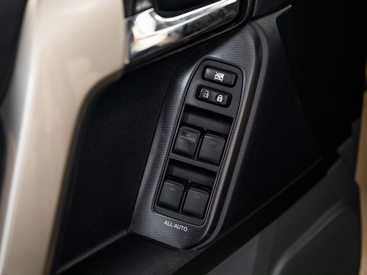 Toyota Land Cruiser Prado 2010 - фото автомобиля