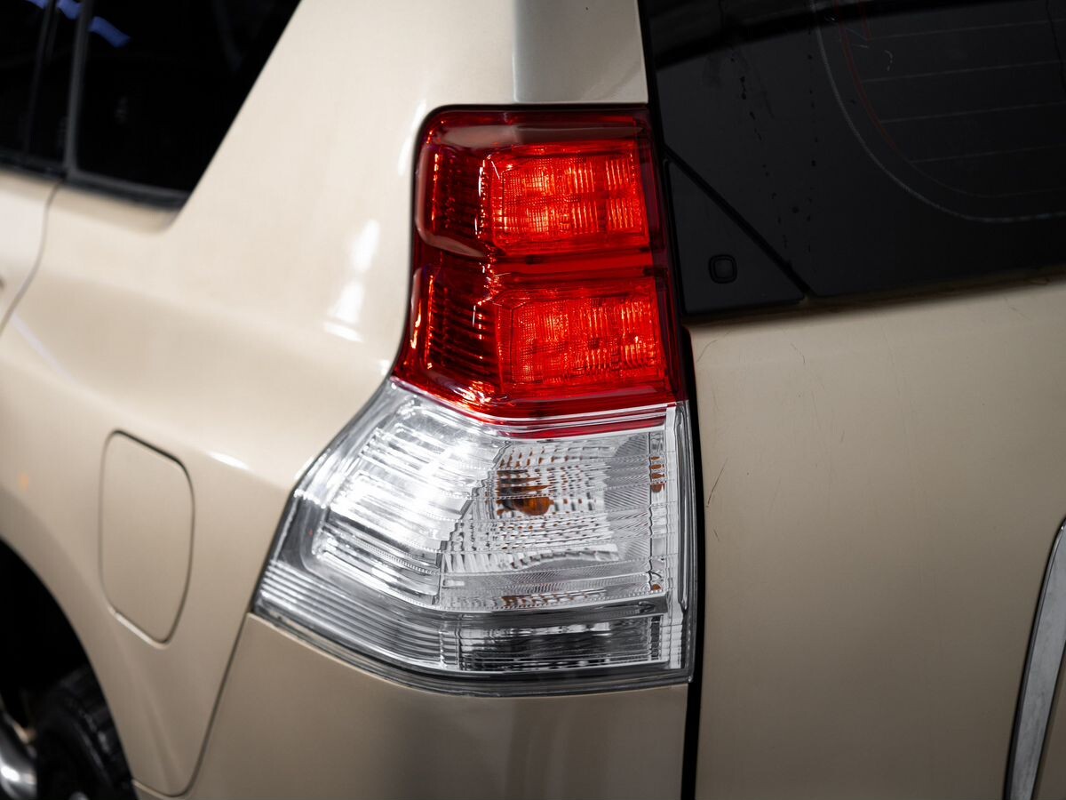 Toyota Land Cruiser Prado 2010 - фото автомобиля