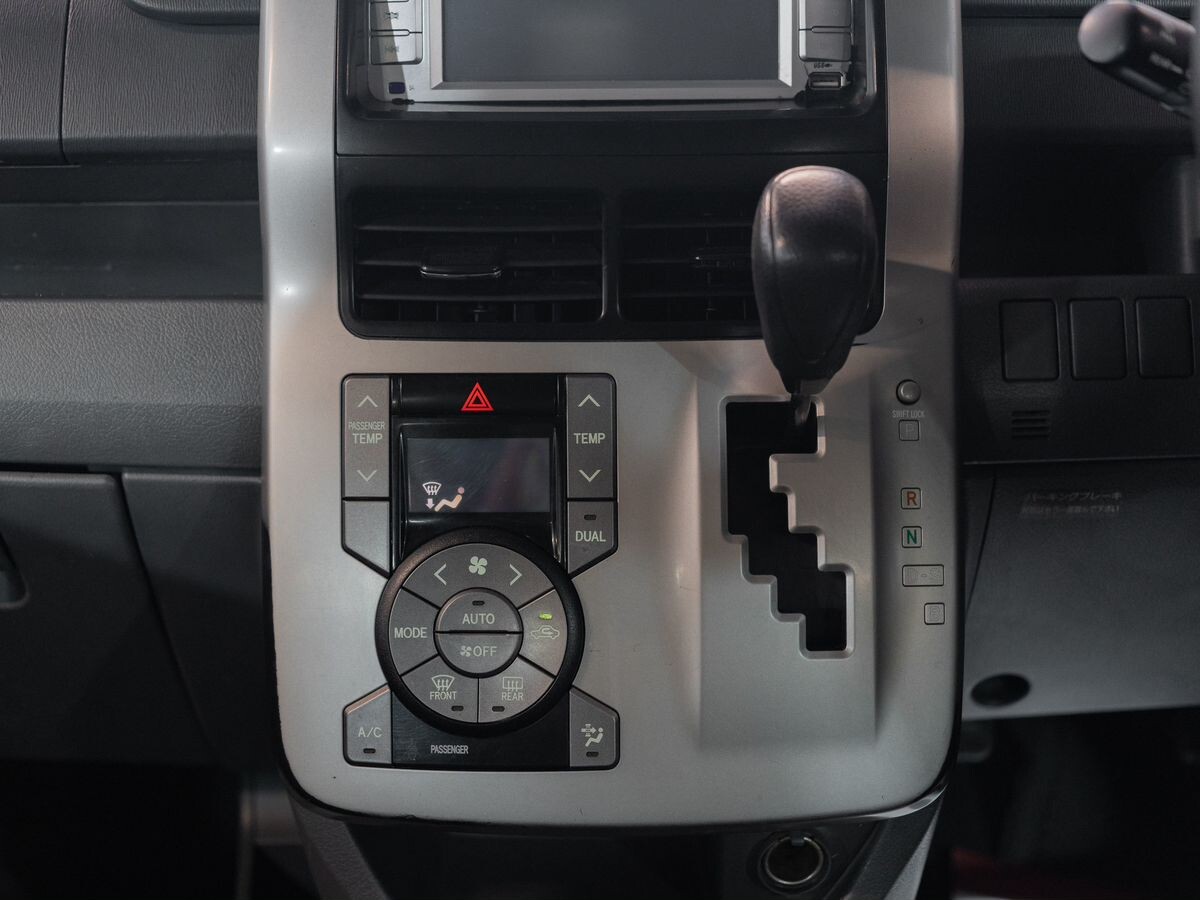 Toyota Voxy 2008 - фото автомобиля