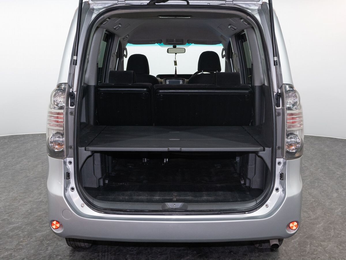 Toyota Voxy 2008 - фото автомобиля