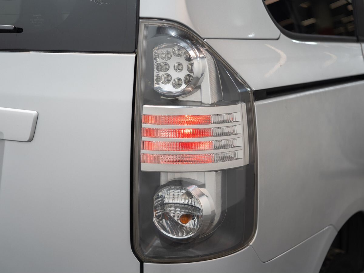 Toyota Voxy 2008 - фото автомобиля