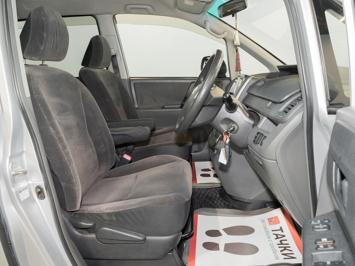 Toyota Voxy 2008 - фото автомобиля
