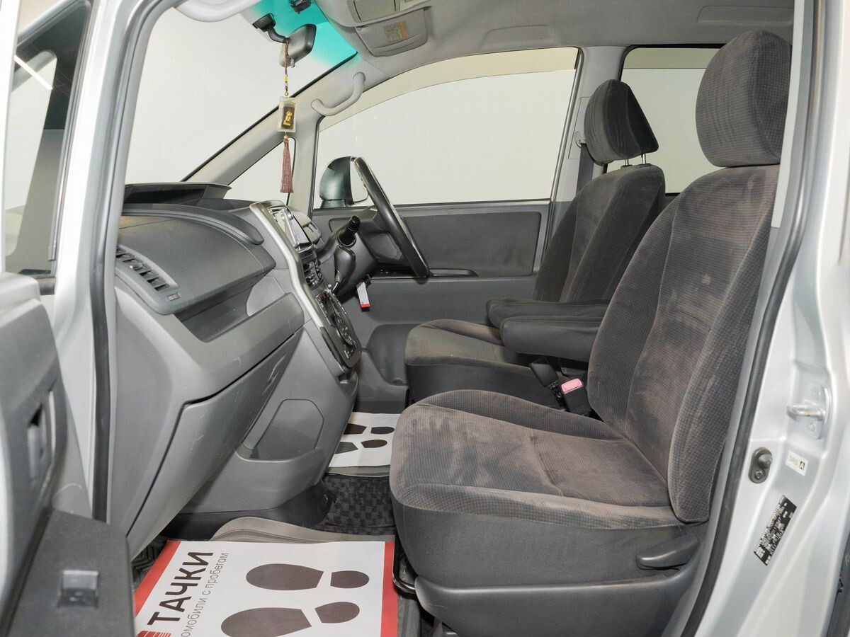 Toyota Voxy 2008 - фото автомобиля