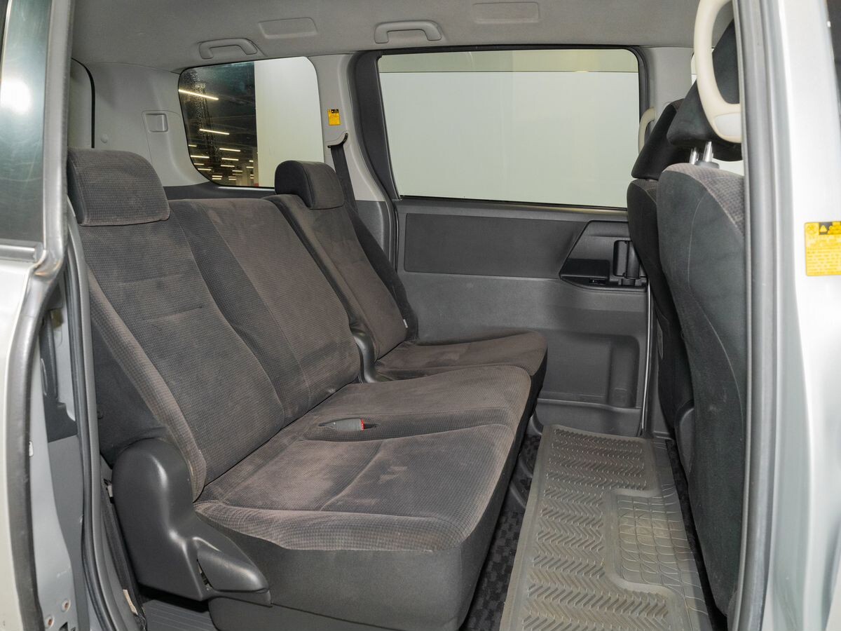 Toyota Voxy 2008 - фото автомобиля