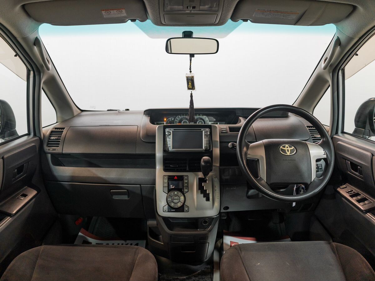 Toyota Voxy 2008 - фото автомобиля