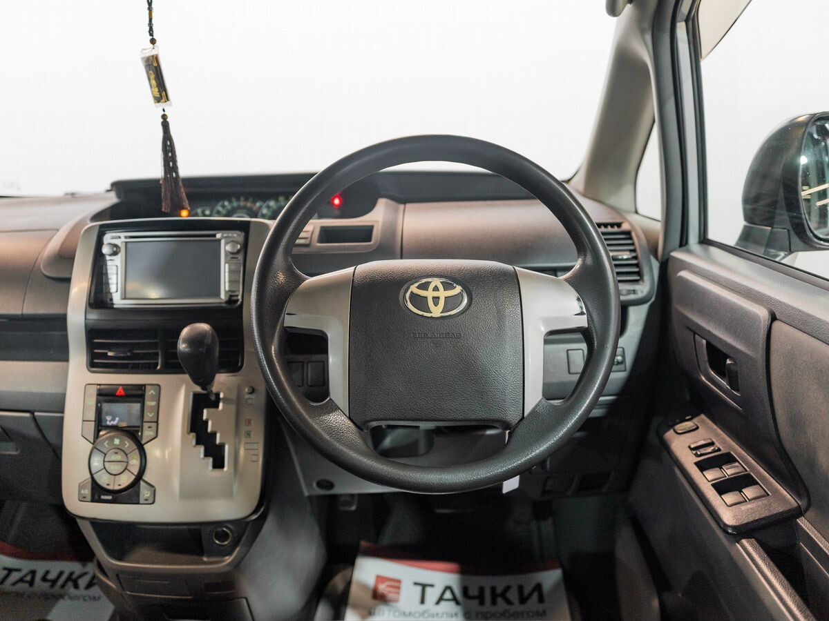 Toyota Voxy 2008 - фото автомобиля