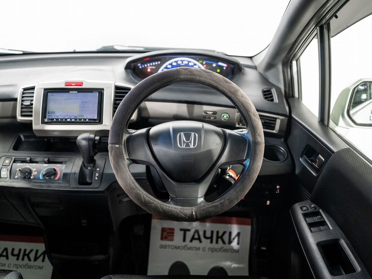 Honda Freed Spike 2014 - фото автомобиля