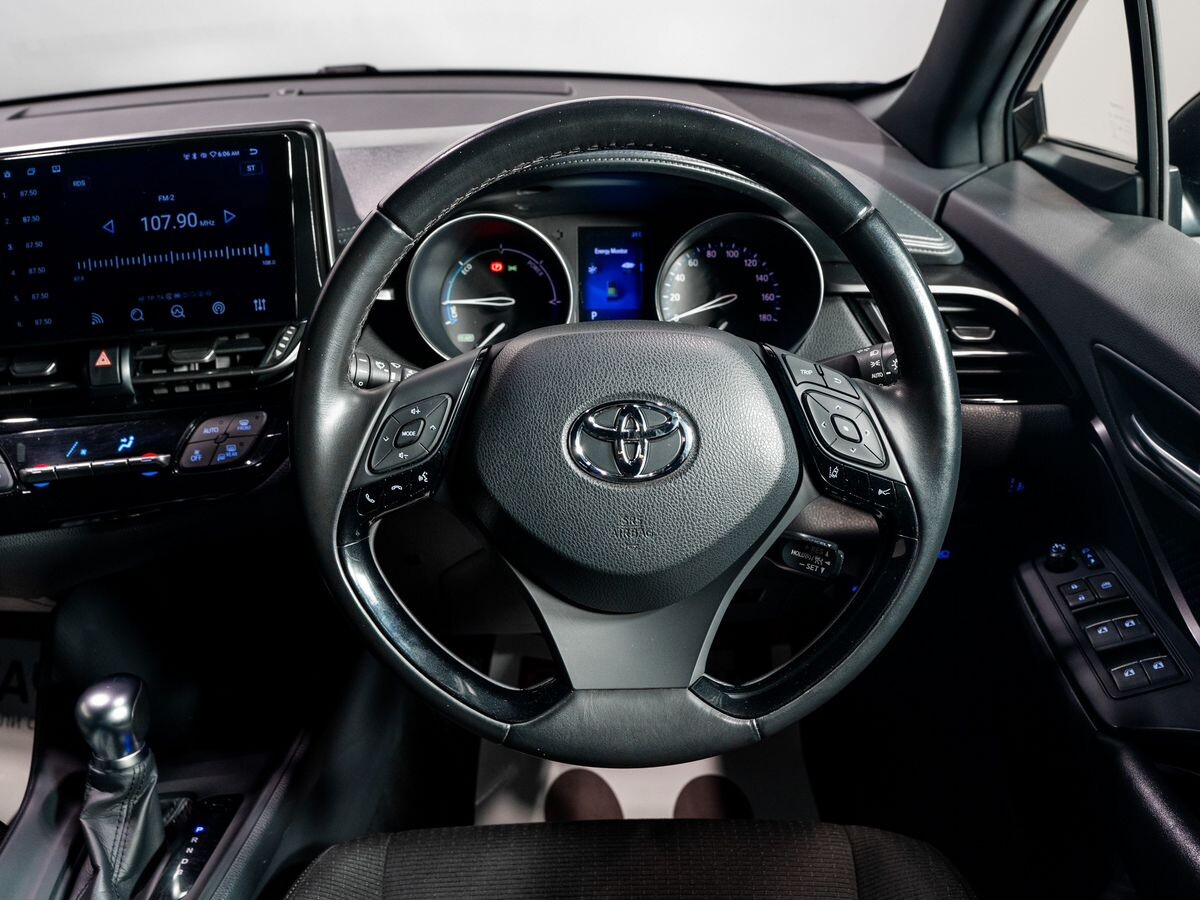 Toyota C-HR 2017 - фото автомобиля