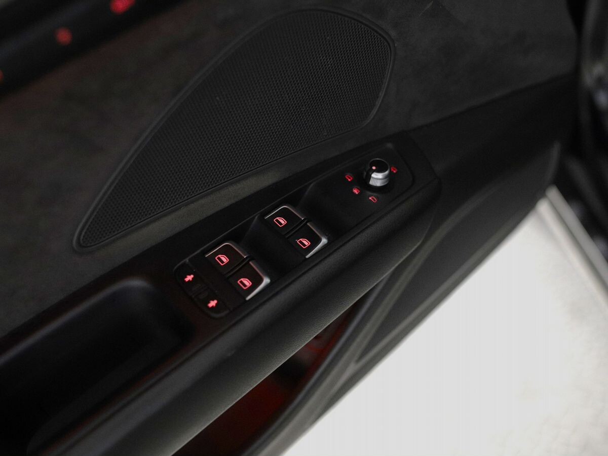 Audi A8 2012 - фото автомобиля