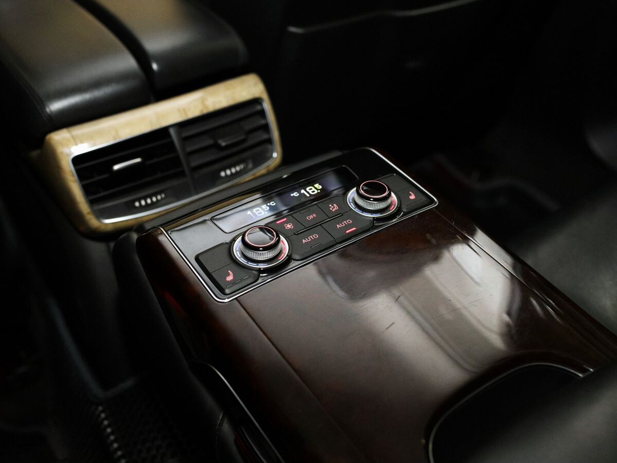 Audi A8 2012 - фото автомобиля