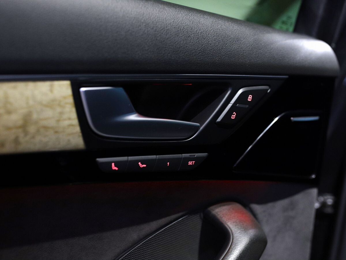 Audi A8 2012 - фото автомобиля