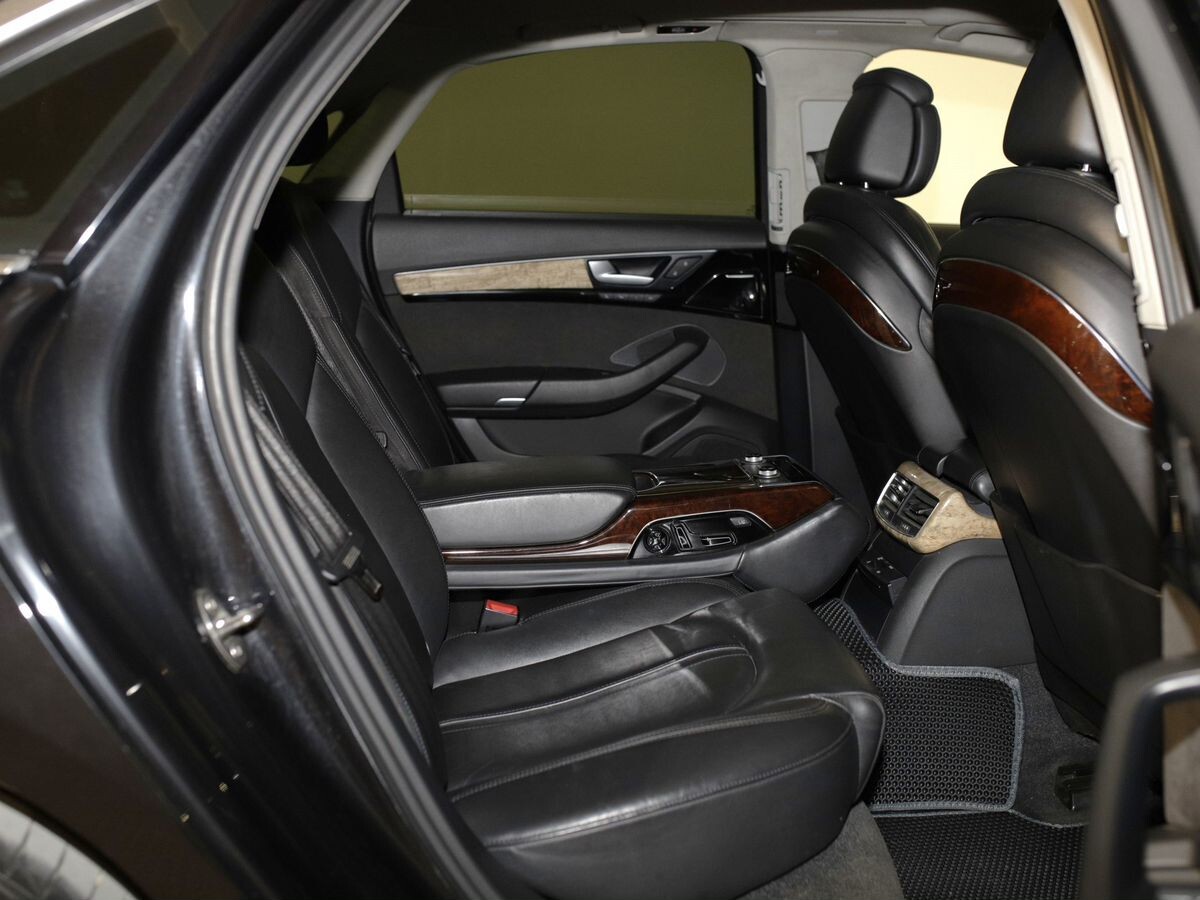 Audi A8 2012 - фото автомобиля