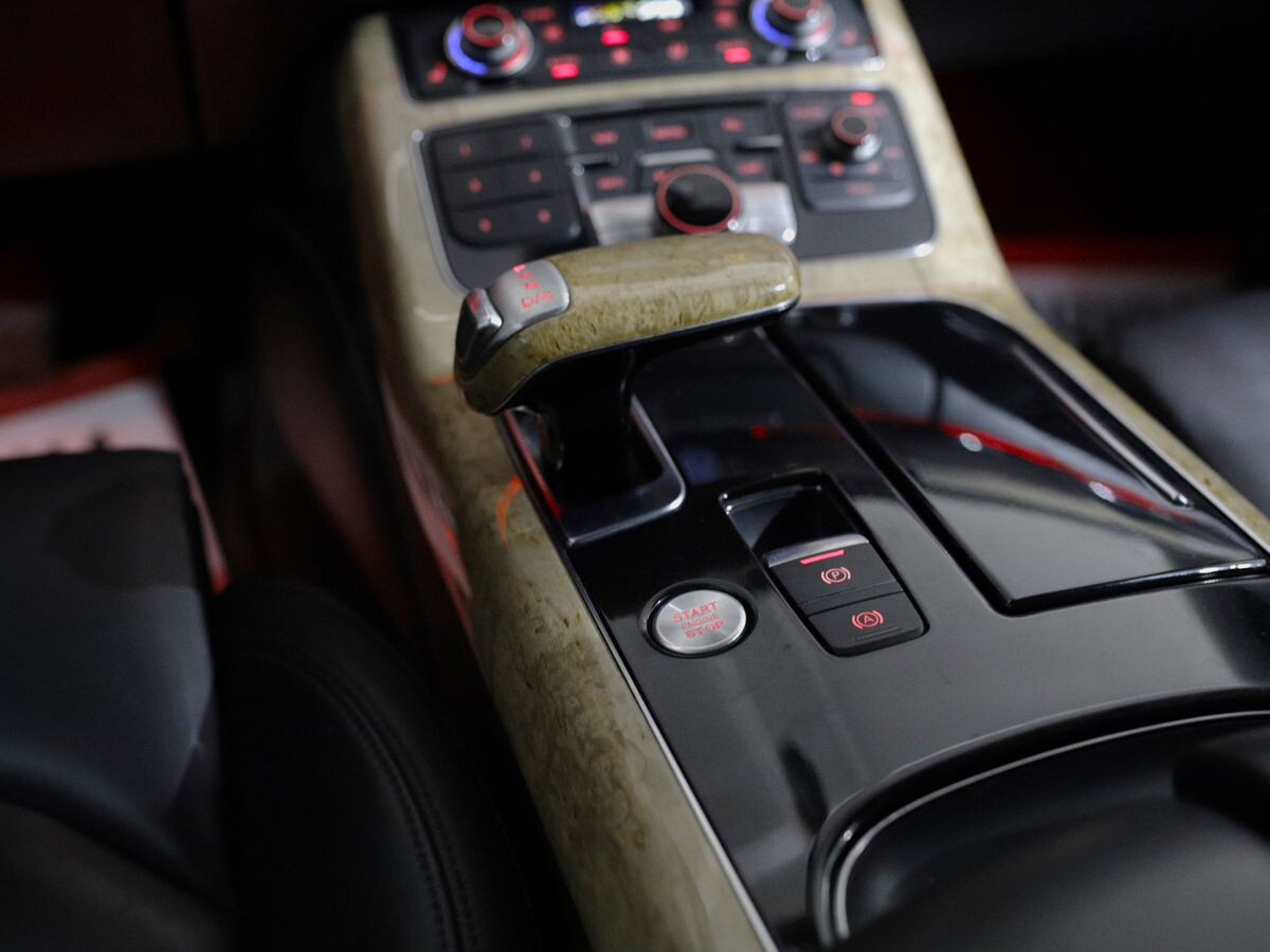 Audi A8 2012 - фото автомобиля