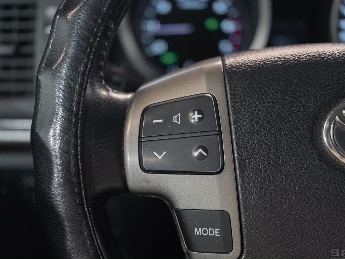 Toyota Land Cruiser 2011 - фото автомобиля
