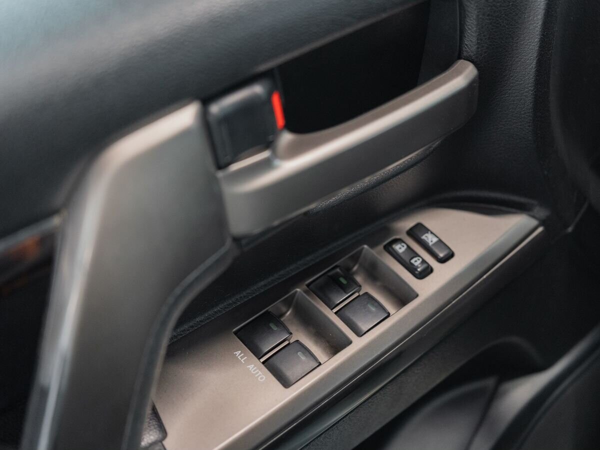 Toyota Land Cruiser 2011 - фото автомобиля