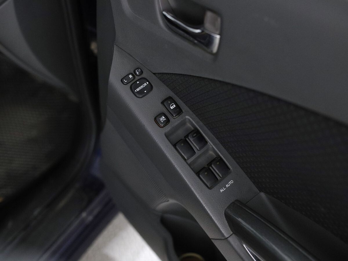 Toyota Isis 2009 - фото автомобиля