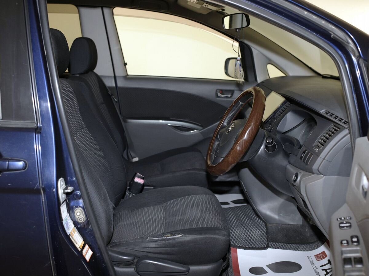 Toyota Isis 2009 - фото автомобиля