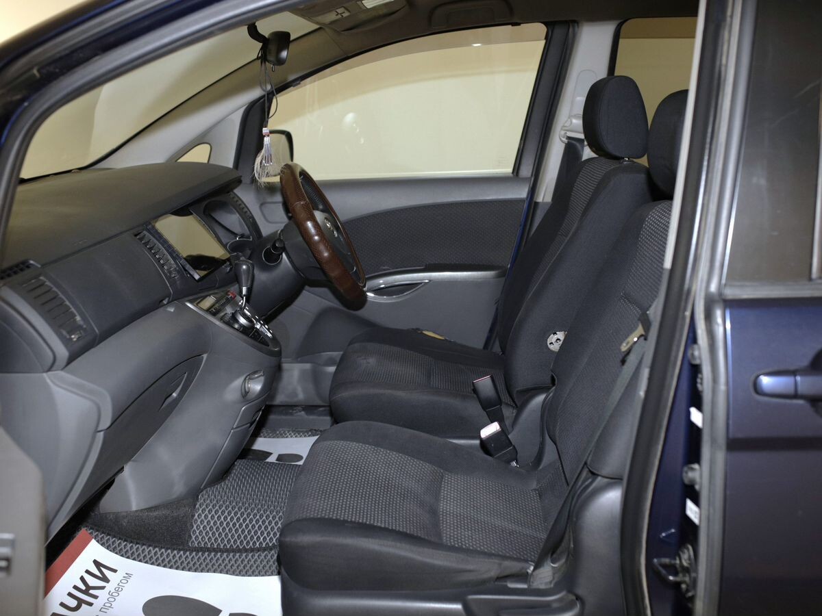 Toyota Isis 2009 - фото автомобиля