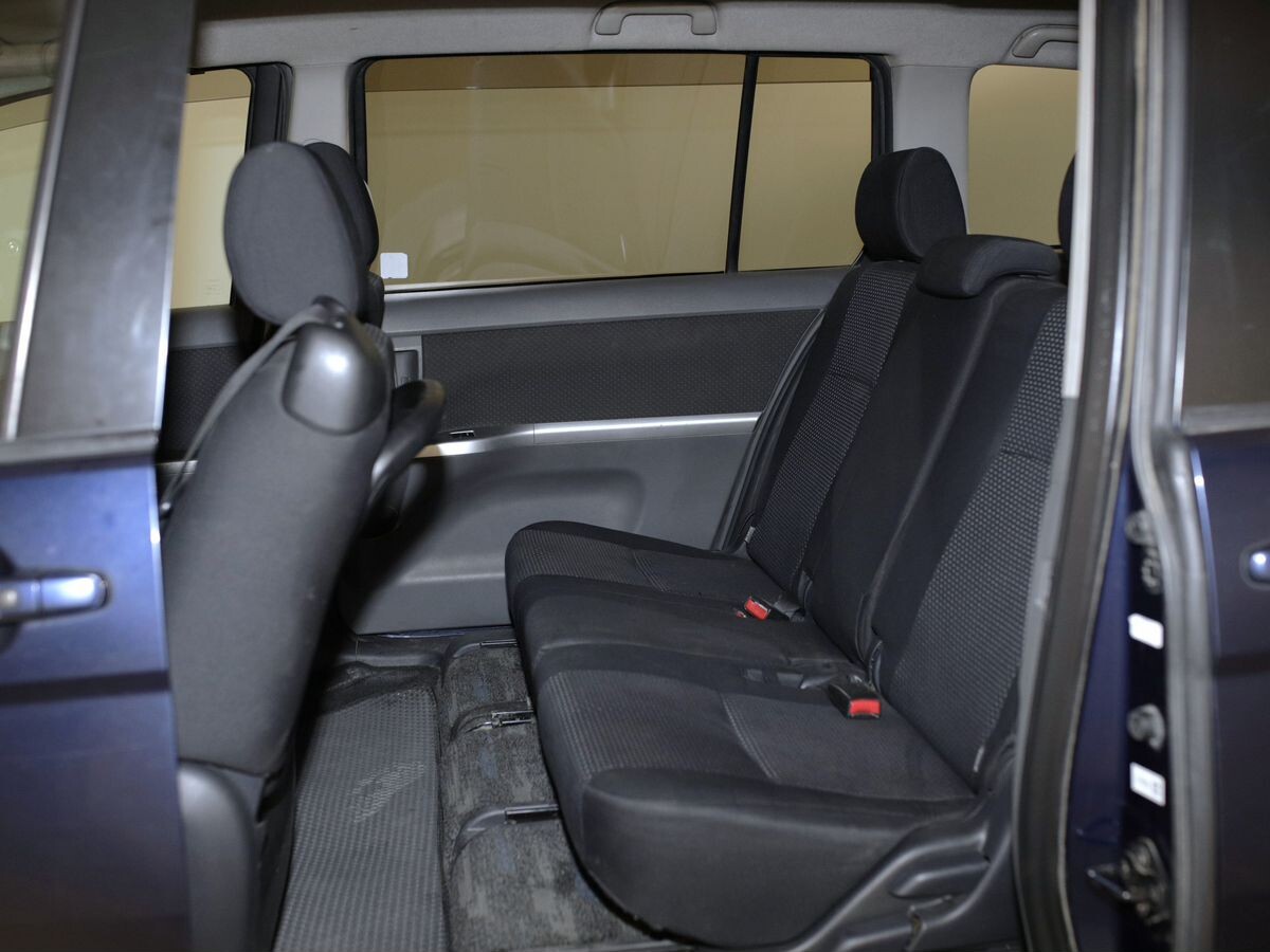 Toyota Isis 2009 - фото автомобиля
