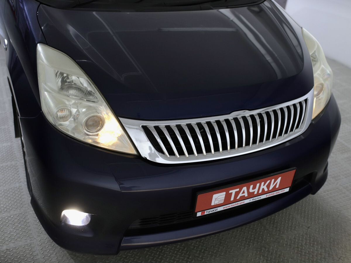 Toyota Isis 2009 - фото автомобиля