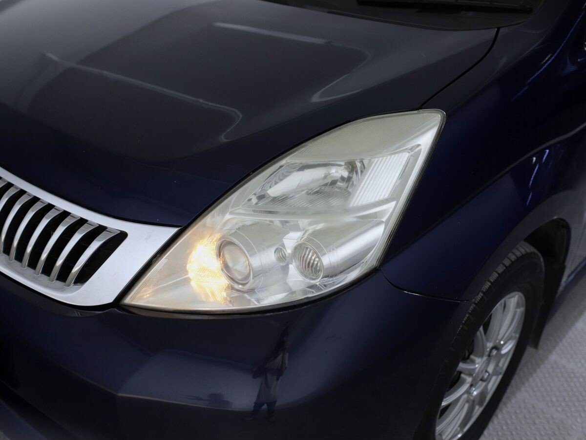 Toyota Isis 2009 - фото автомобиля