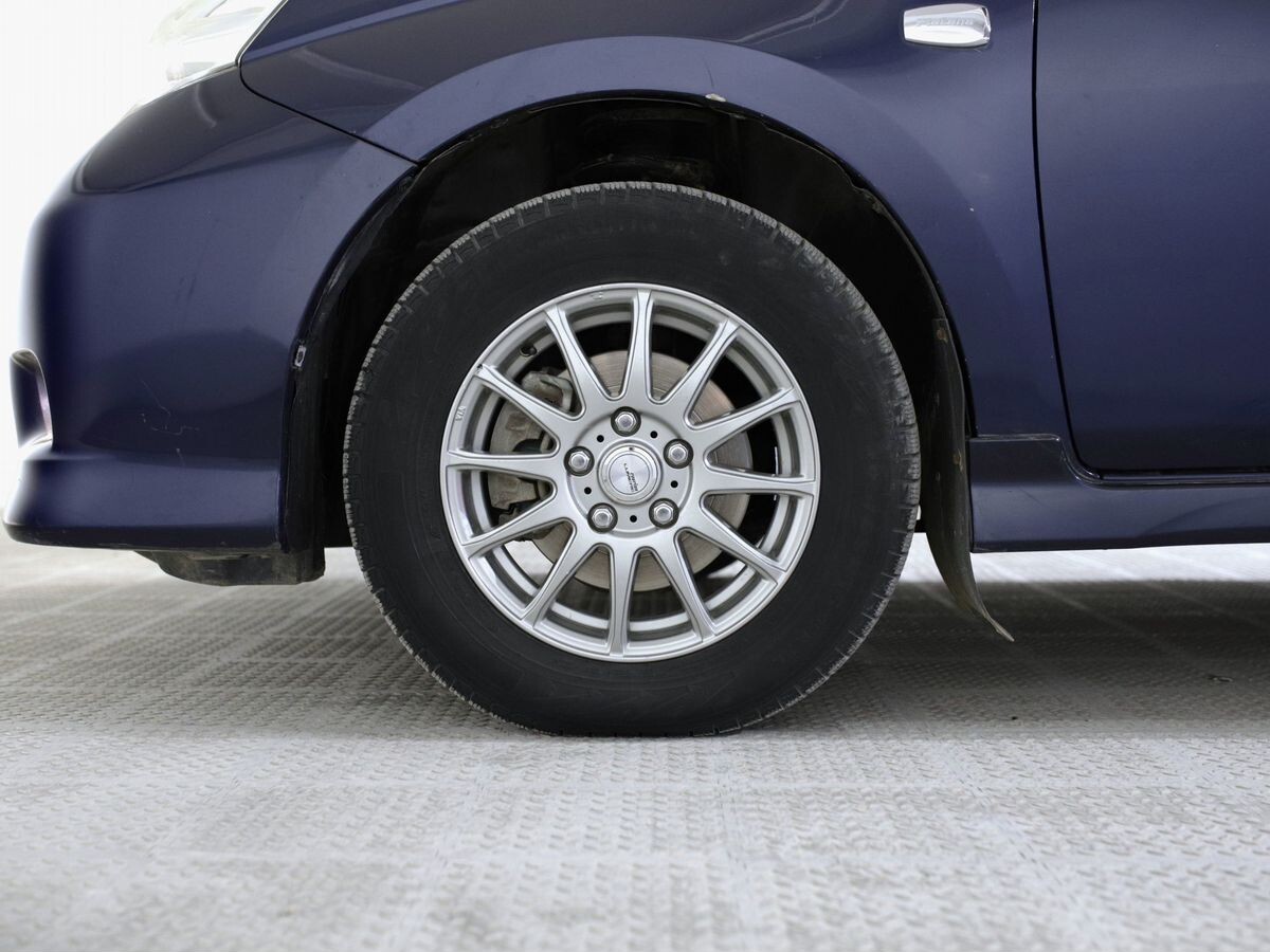 Toyota Isis 2009 - фото автомобиля