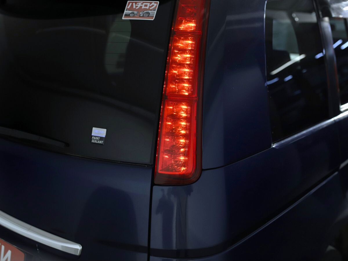 Toyota Isis 2009 - фото автомобиля