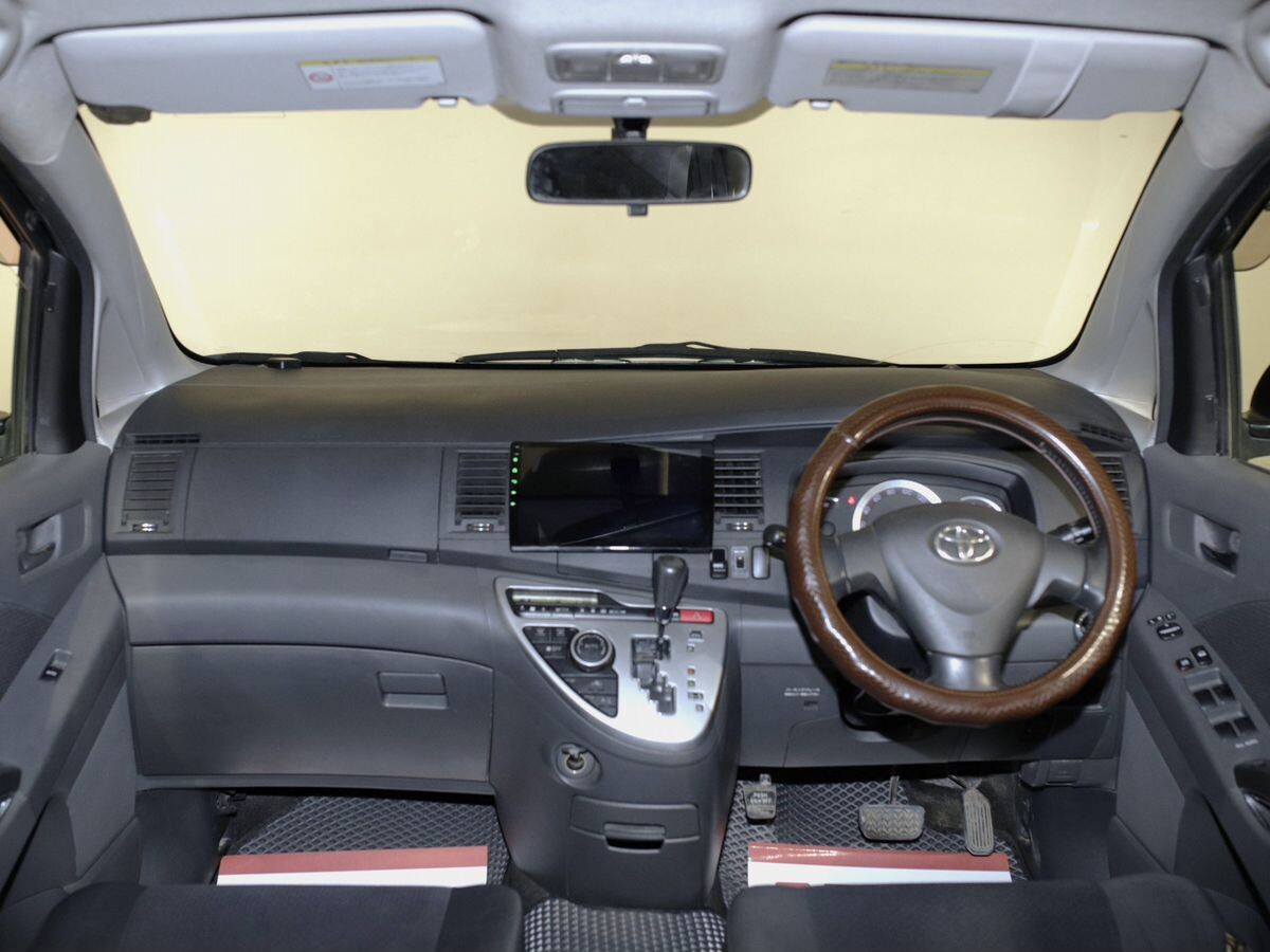 Toyota Isis 2009 - фото автомобиля