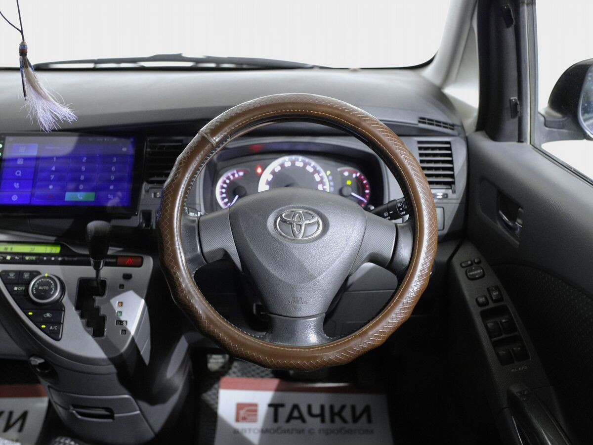 Toyota Isis 2009 - фото автомобиля