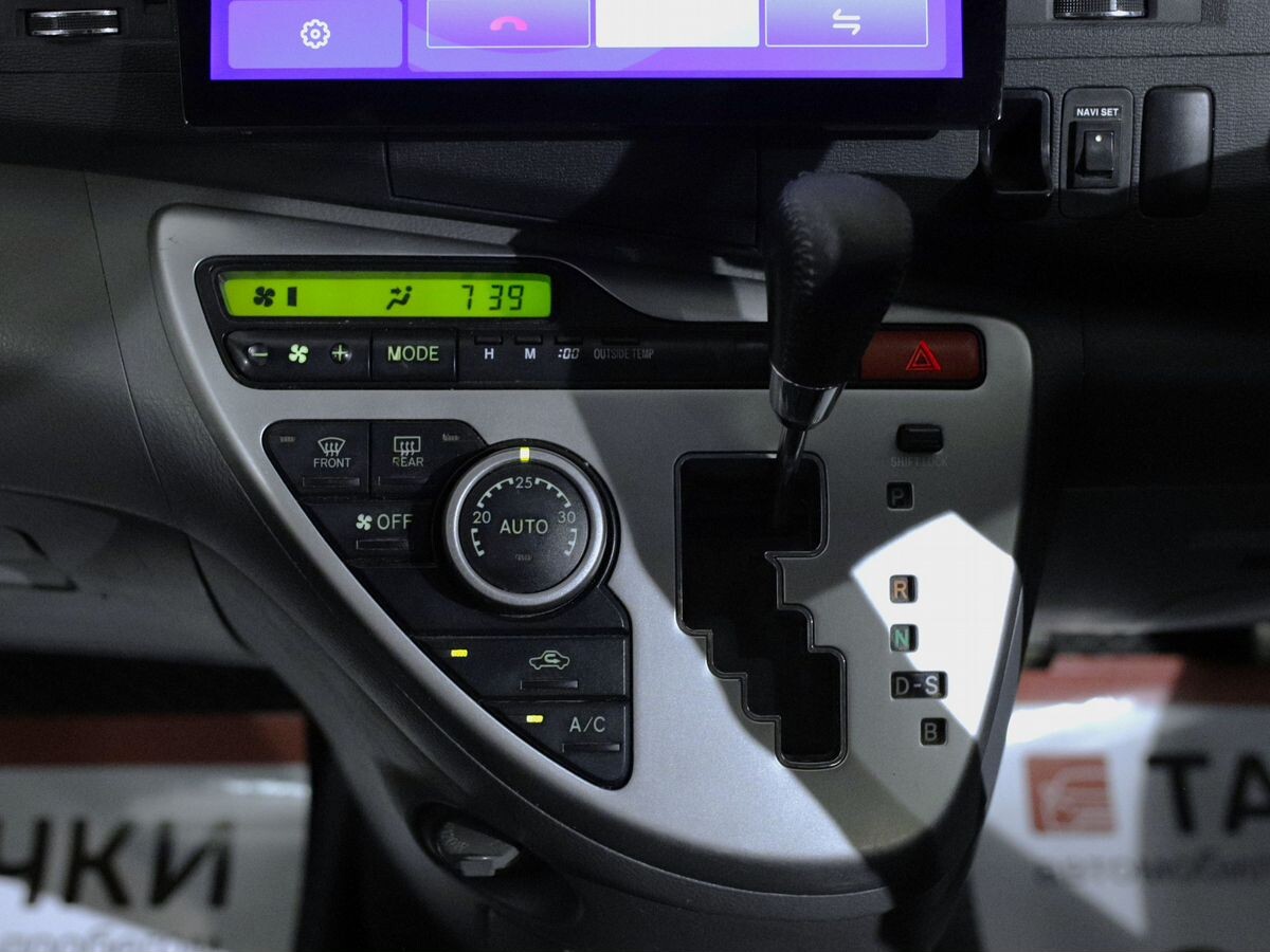 Toyota Isis 2009 - фото автомобиля