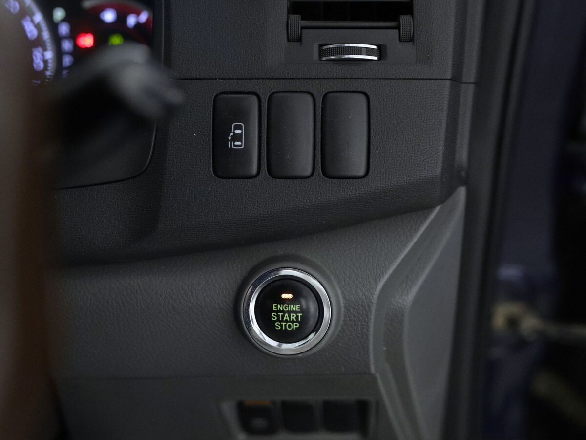 Toyota Isis 2009 - фото автомобиля