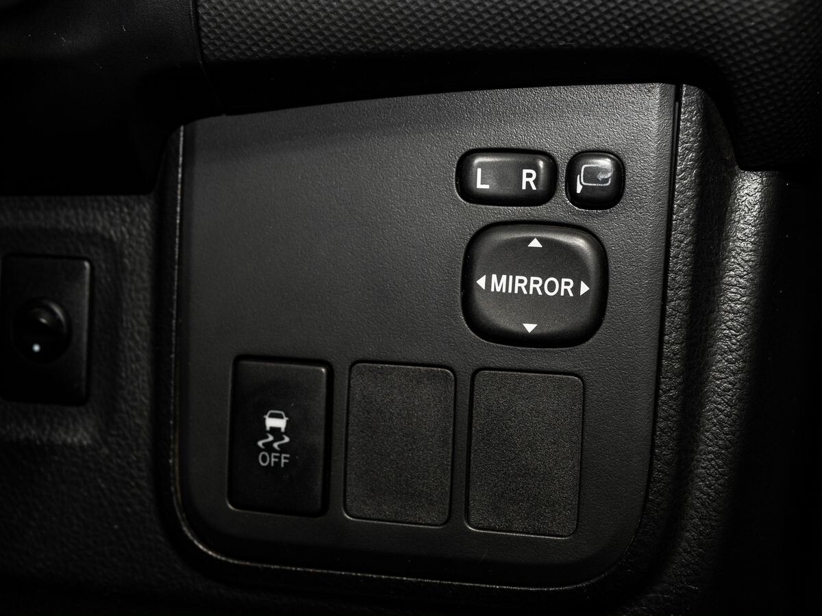 Toyota Wish 2012 - фото автомобиля