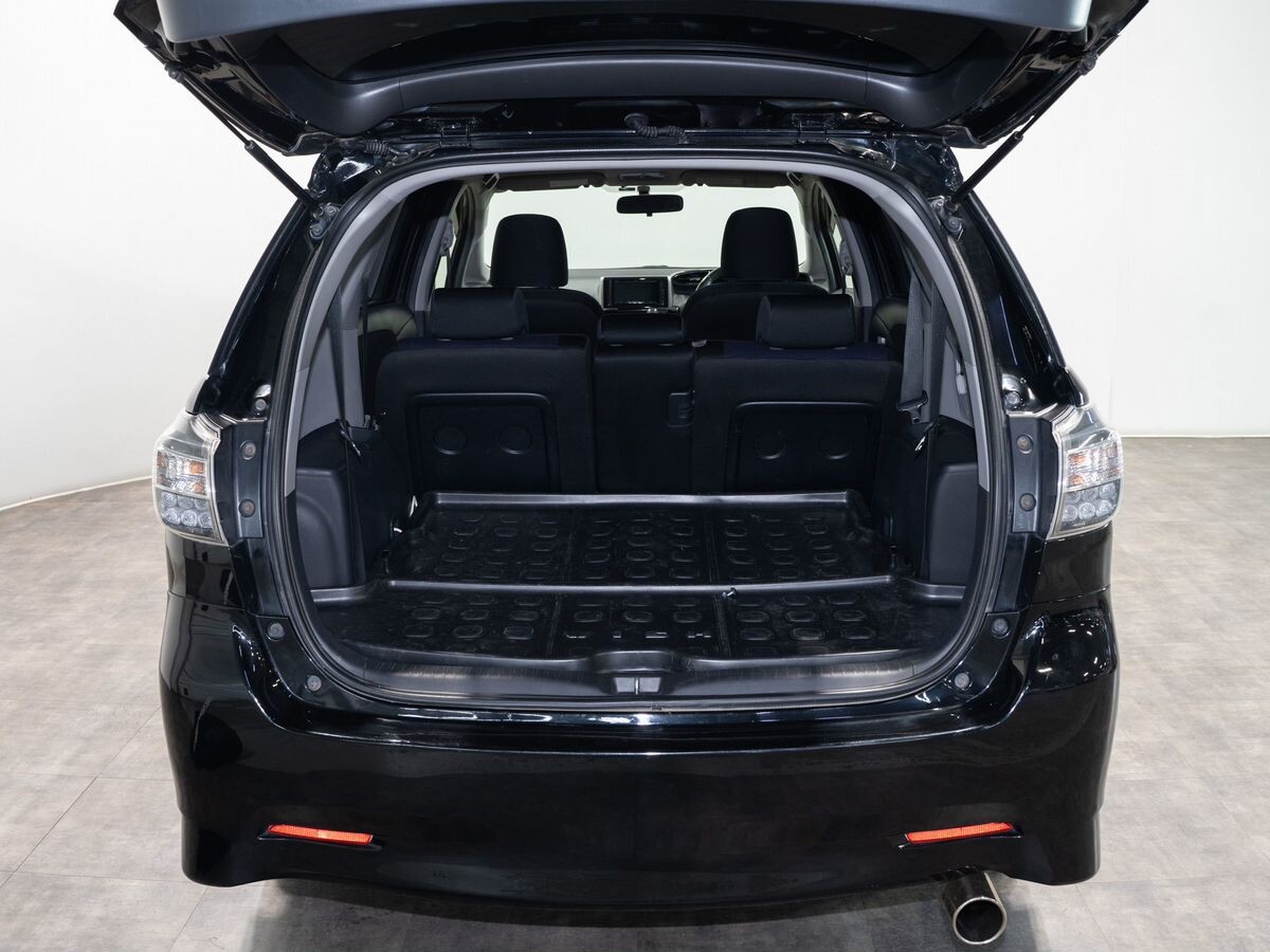 Toyota Wish 2012 - фото автомобиля