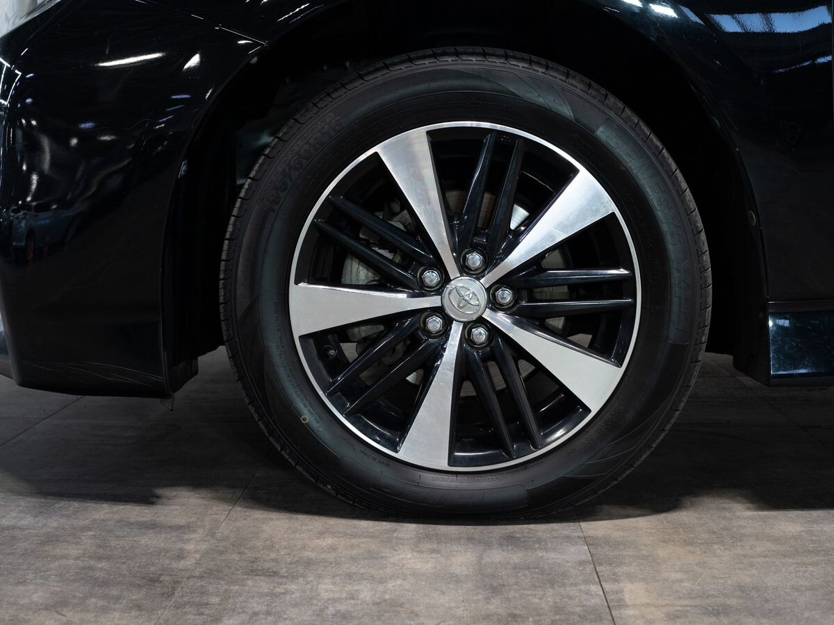 Toyota Wish 2012 - фото автомобиля