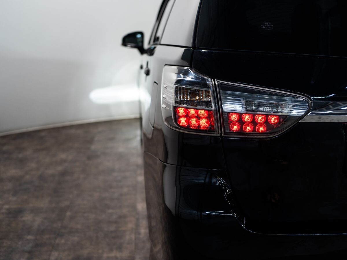 Toyota Wish 2012 - фото автомобиля