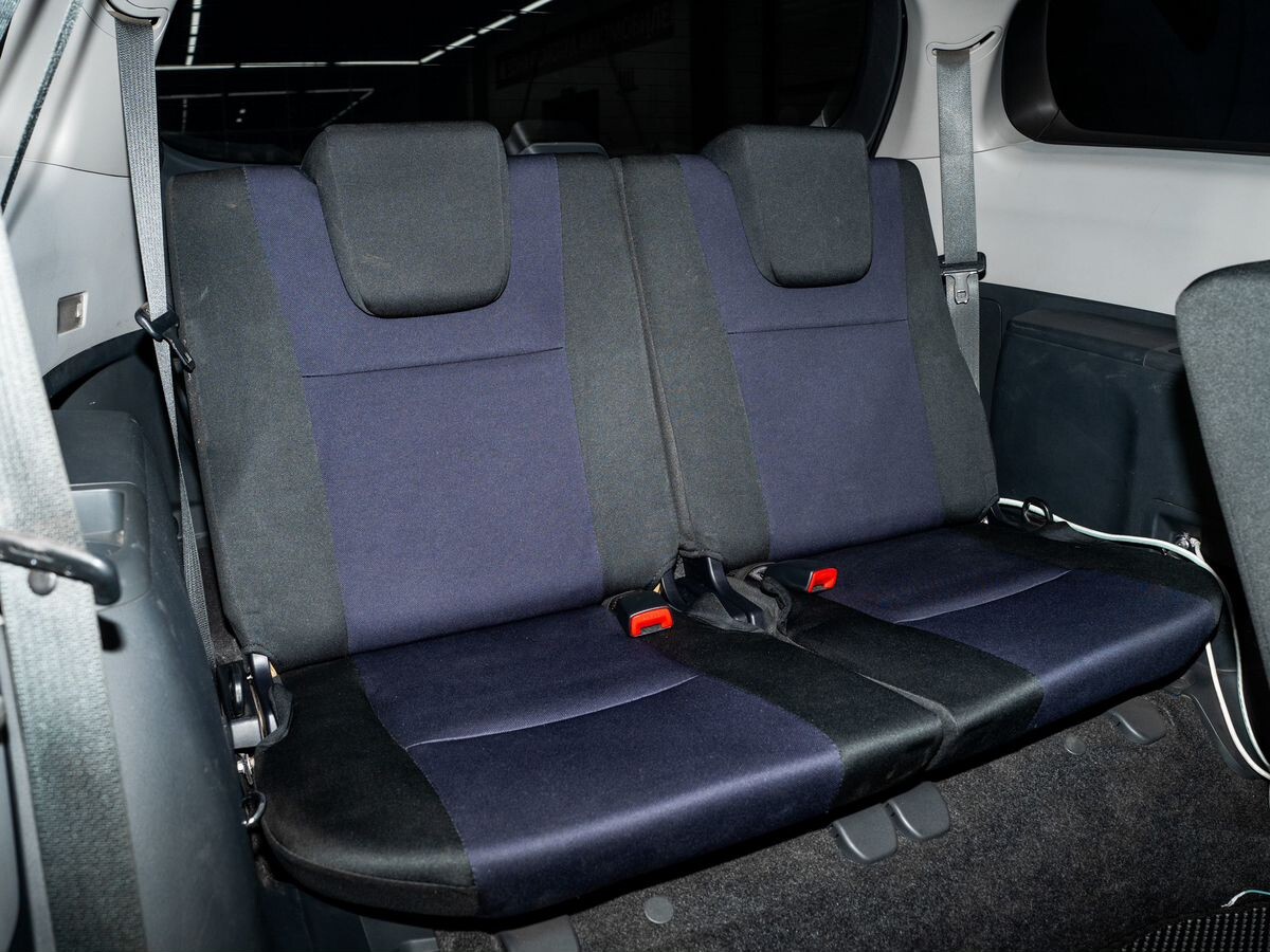 Toyota Wish 2012 - фото автомобиля