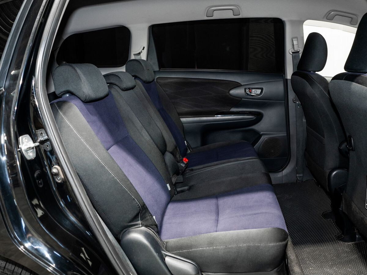 Toyota Wish 2012 - фото автомобиля