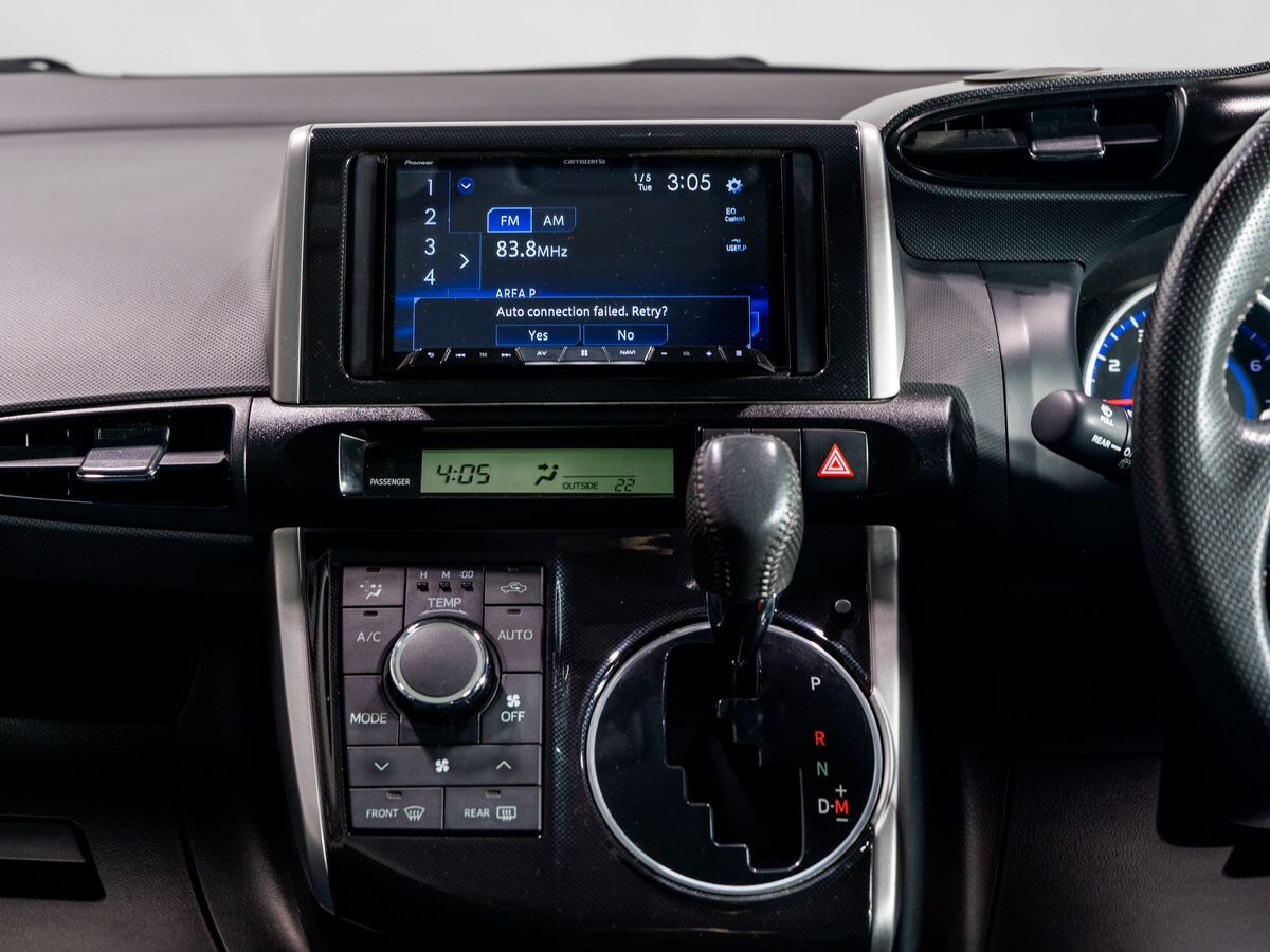 Toyota Wish 2012 - фото автомобиля