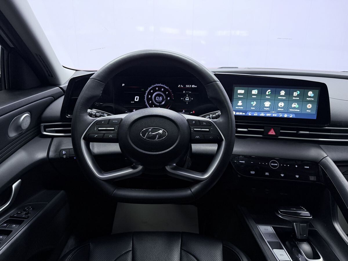 Hyundai Elantra 2023 - фото автомобиля