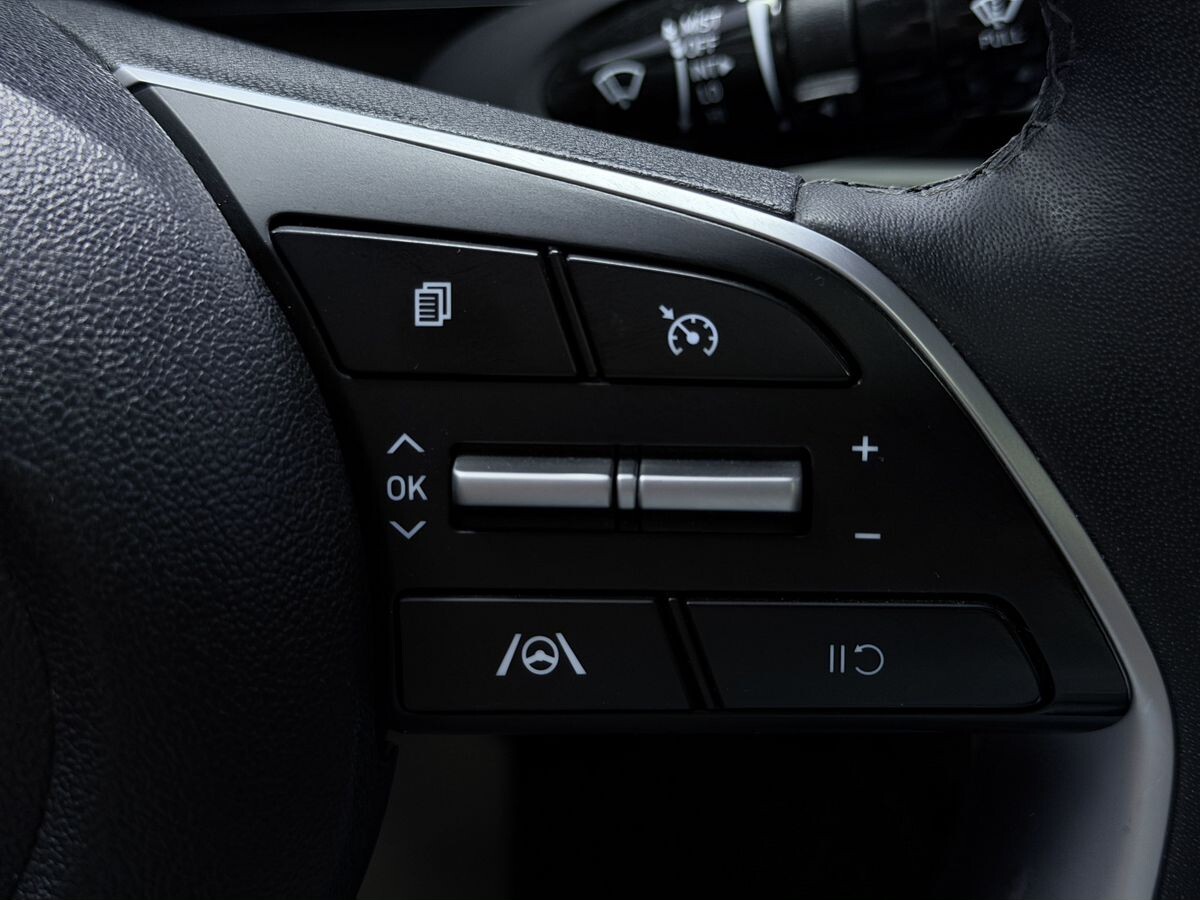 Hyundai Elantra 2023 - фото автомобиля