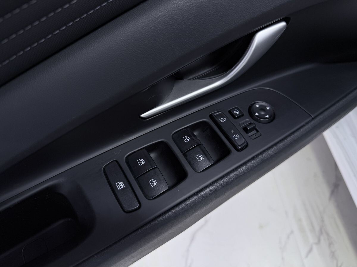 Hyundai Elantra 2023 - фото автомобиля
