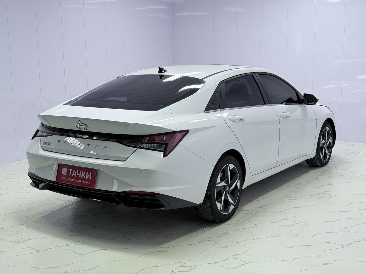 Hyundai Elantra 2023 - фото автомобиля