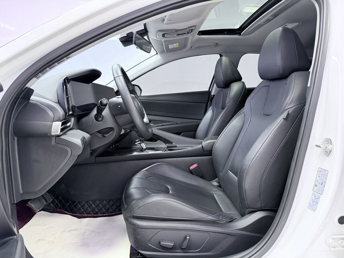 Hyundai Elantra 2023 - фото автомобиля