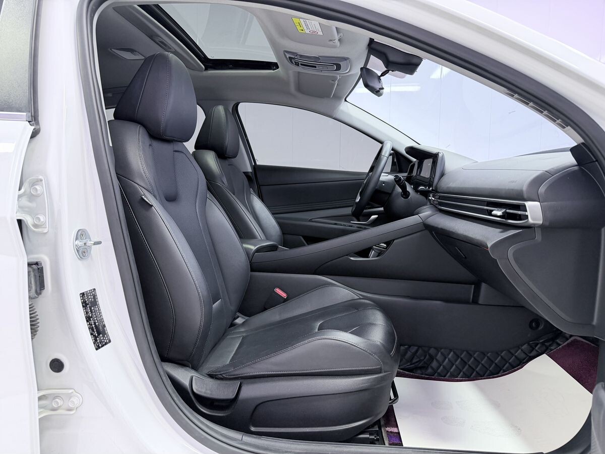 Hyundai Elantra 2023 - фото автомобиля