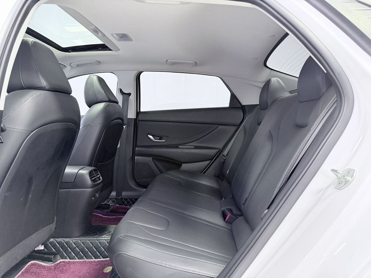 Hyundai Elantra 2023 - фото автомобиля