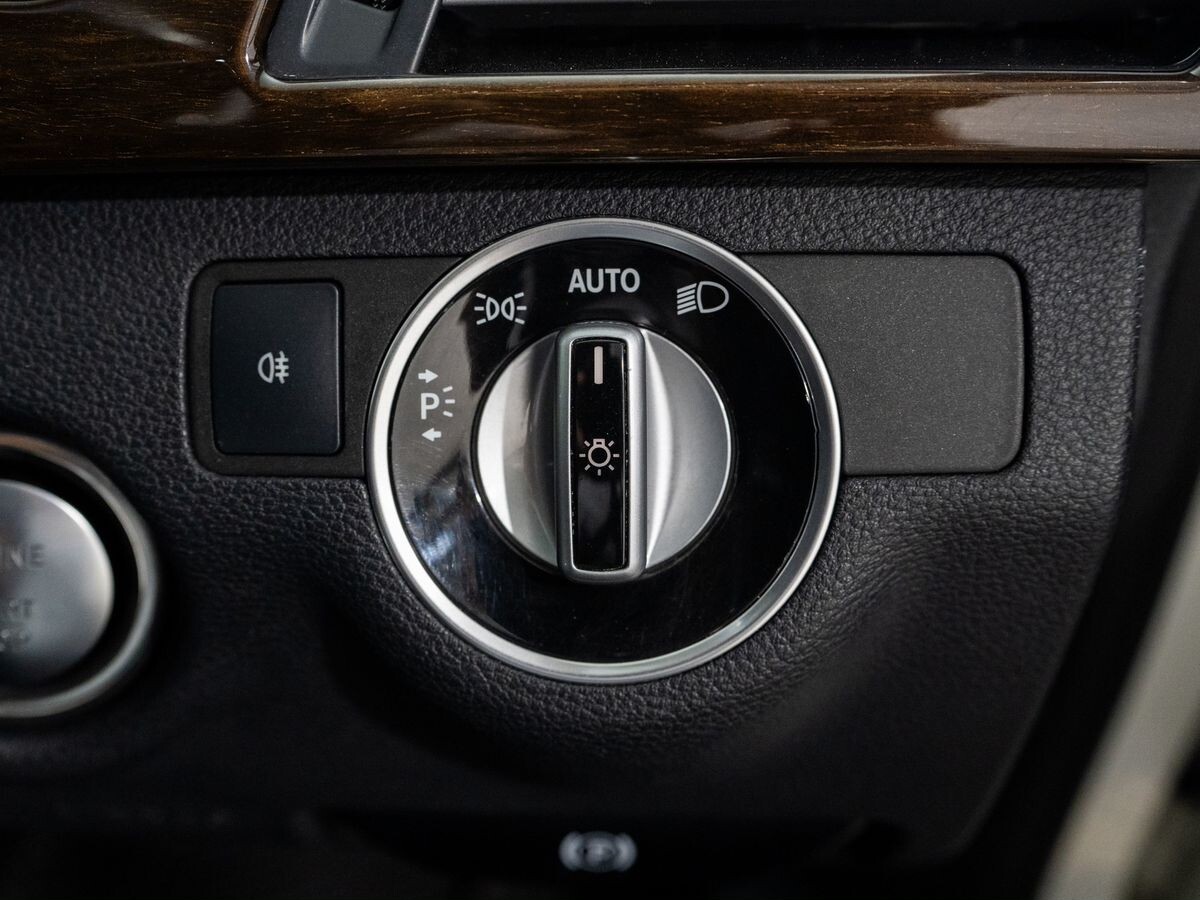 Mercedes-Benz E-Class 2011 - фото автомобиля