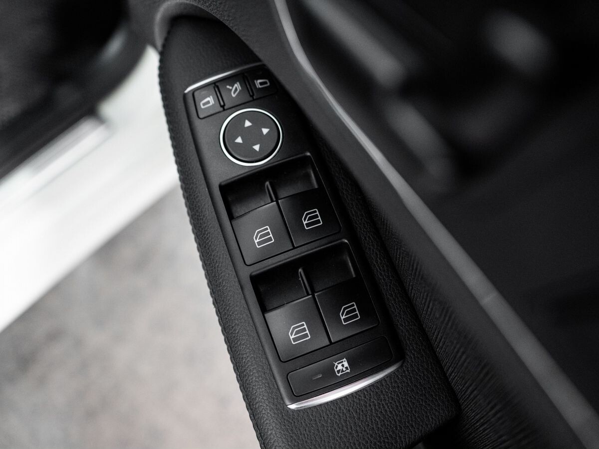 Mercedes-Benz E-Class 2011 - фото автомобиля